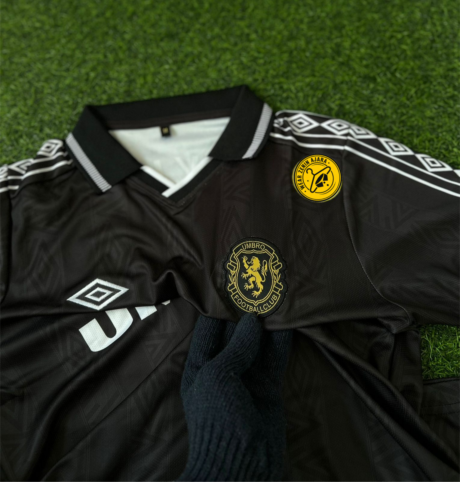 UMBRO BLACK 90s FOOTBALL JERSEY, HALFSLEEVE POLO EMBRODERY